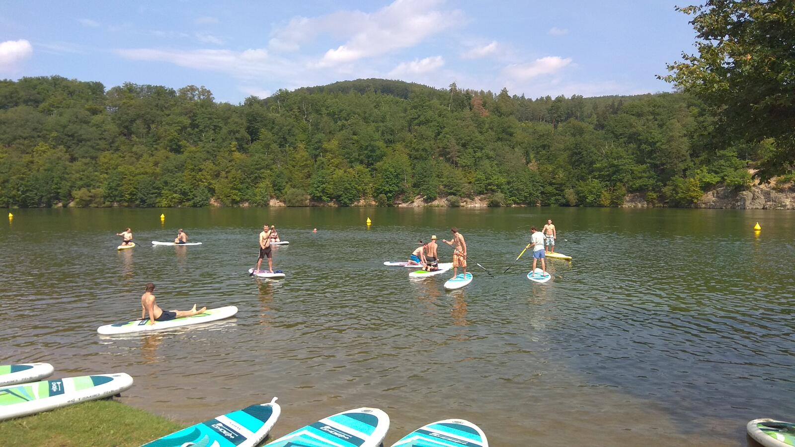 Paddleboardy na přehradě